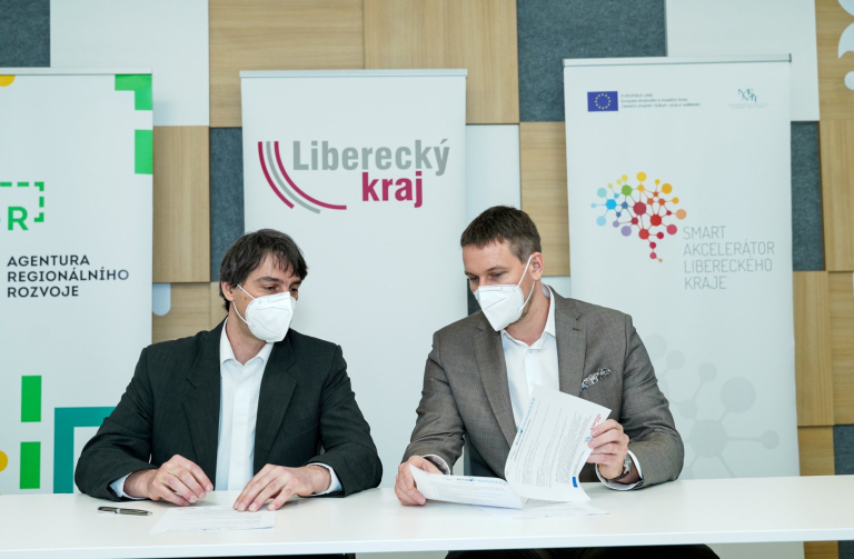 Petr Dobrovský, jednatel Agentury regionálního rozvoje Libereckého kraje, a Luboš Komárek, předseda klastrové organizace Nanopro
